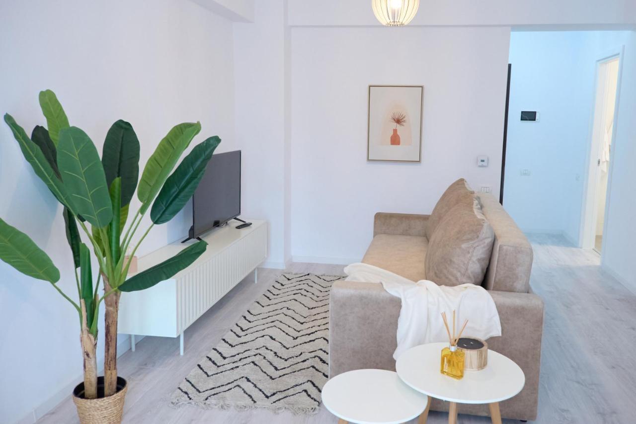 Apartment Center - 101 *
